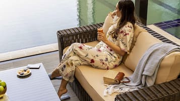 Hồ bơi ngoài trời, mở cửa từ 6:30 đến 19:00, dù/ô trên bãi biển/hồ bơi