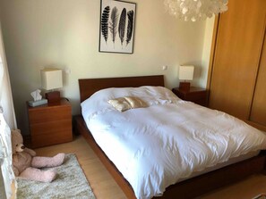 3 عدّة غرف نوم وخزنة داخل الغرفة وواي فاي