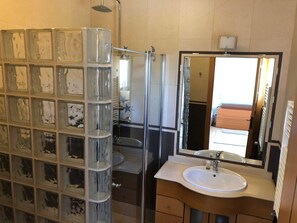 Ensemble douche/baignoire, bidet