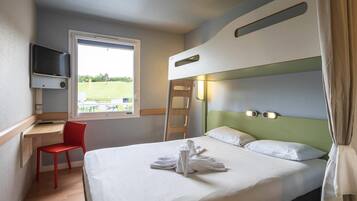 Chambre Triple, plusieurs lits | Bureau, rideaux occultants, lits bébé (gratuits), Wi-Fi gratuit