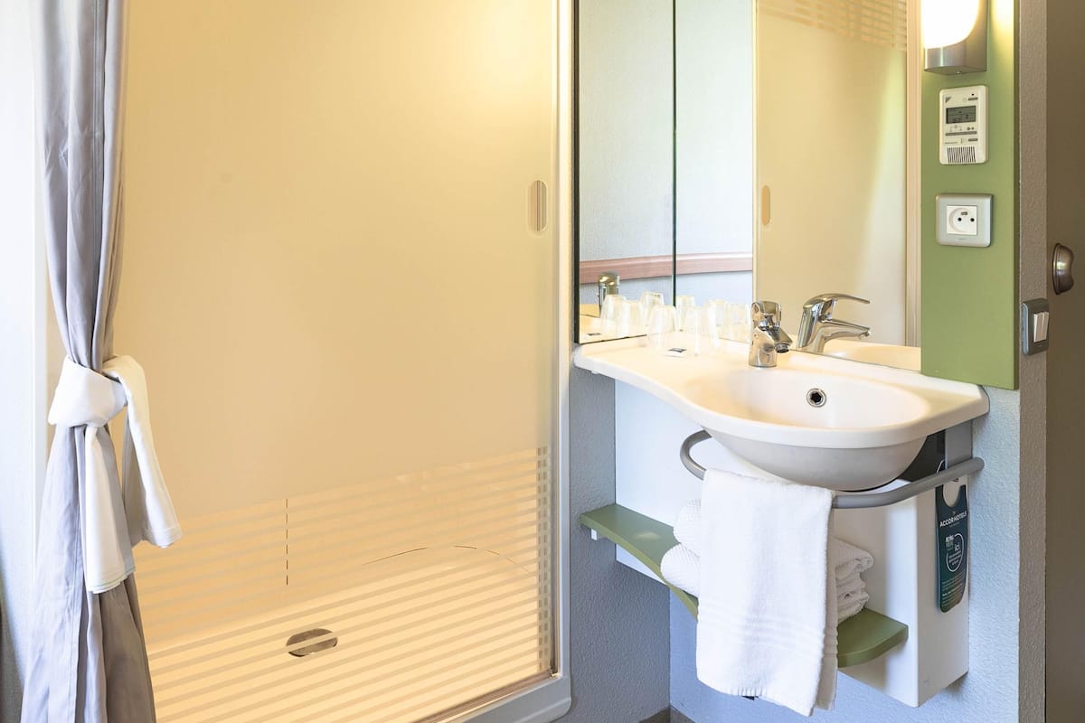 Schreibtisch, Verdunkelungsvorhänge, kostenlose Babybetten