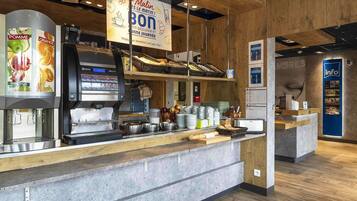Petit déjeuner buffet (8 EUR par personne)