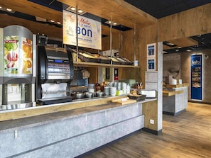 Desayuno buffet diario (EUR 8 por persona)