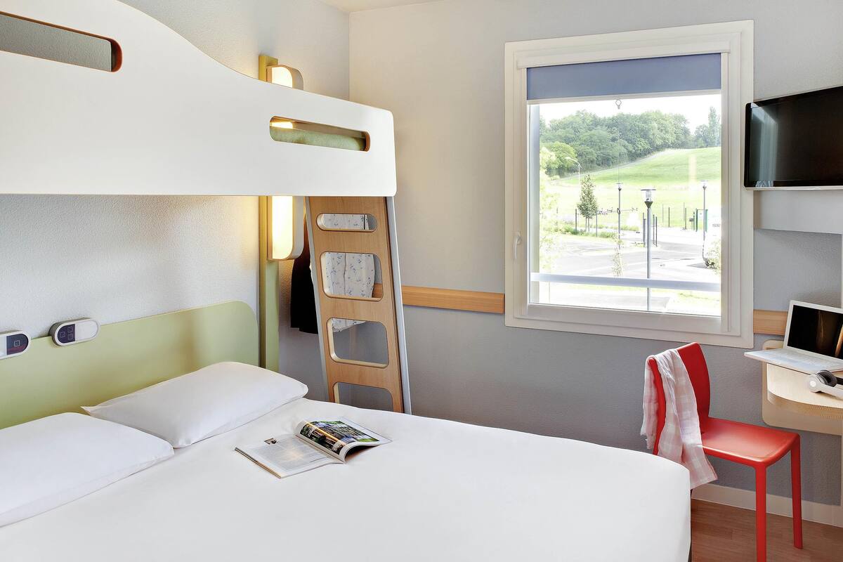 Habitación triple, varias camas | Escritorio, cortinas blackout, cunas gratuitas y wifi gratis