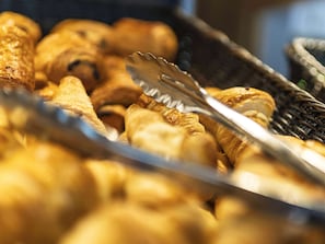 Primer plano de pasteles y pinzas, sugiriendo una panadería o establecimiento de comida.
