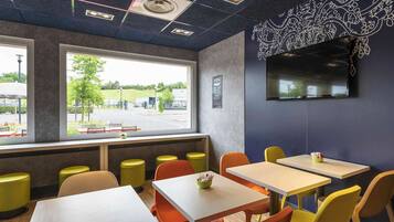 Petit déjeuner buffet (8 EUR par personne)