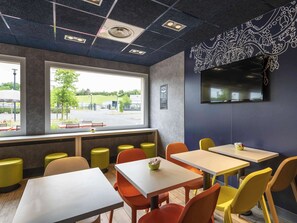 Frukostbuffé varje dag (EUR 8 per person)