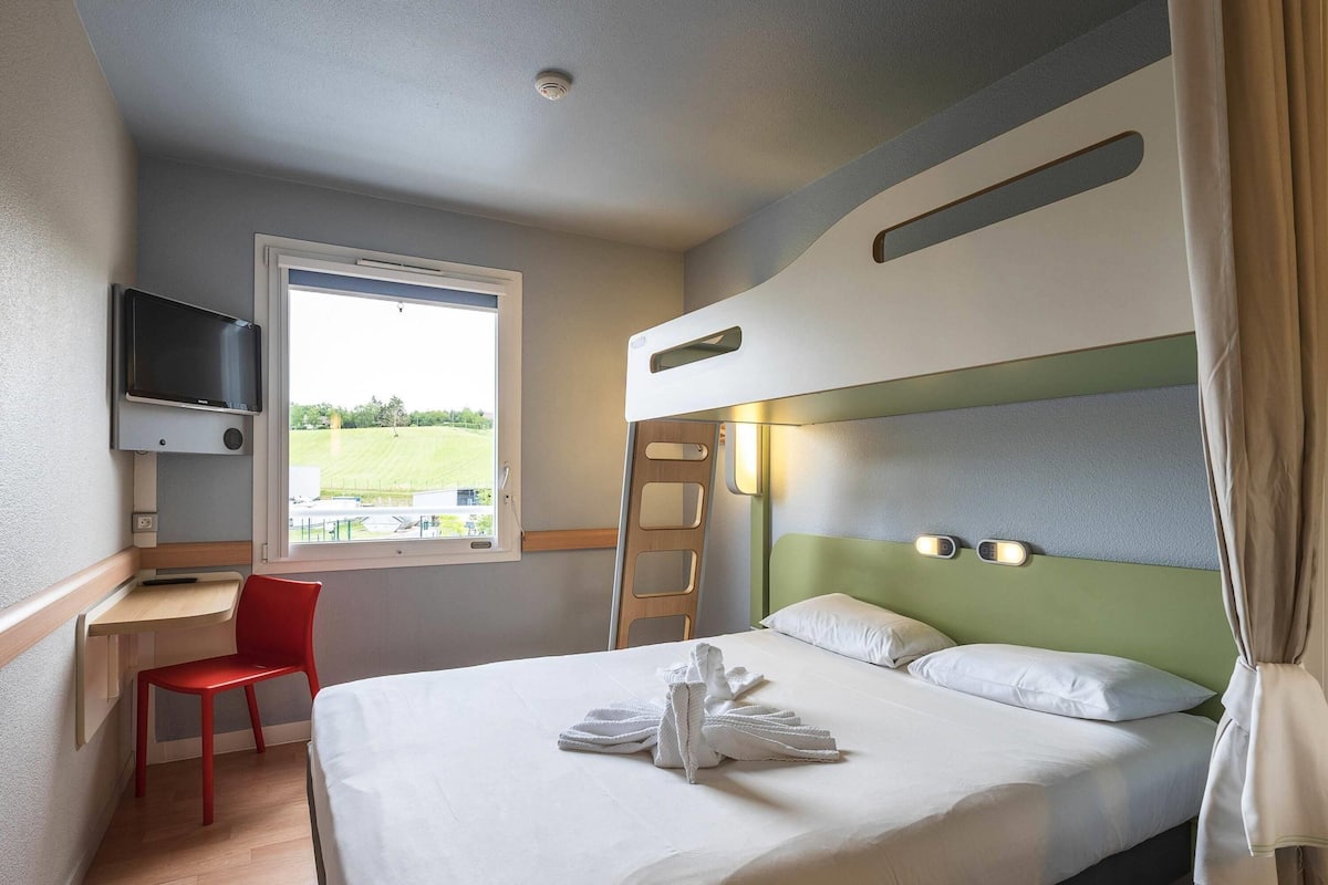 Chambre triple, Plusieurs lits | Bureau, rideaux dâobscurcissement, lit de bĂ©bĂ© (gratuit)