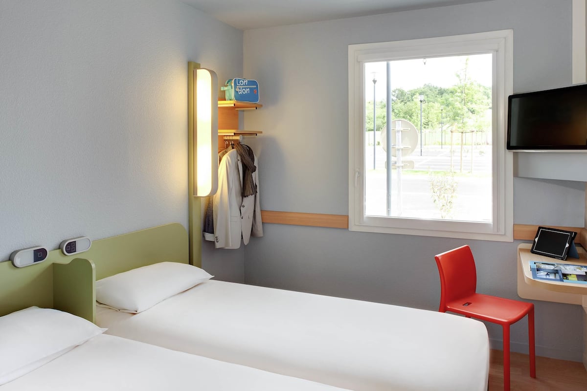 Twin Room, 2 Twin Beds | Desk, blackout drapes, free cribs/infant beds, free WiFi