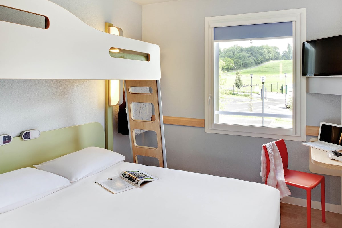 Escritorio, cortinas blackout, cunas gratuitas y wifi gratis