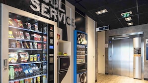 A vending area with snack and drink options, an elevator, and a service sign. - ibis budget Saint-Pourçain-sur-Sioule (Saint-Pourcain-sur-Sioule)