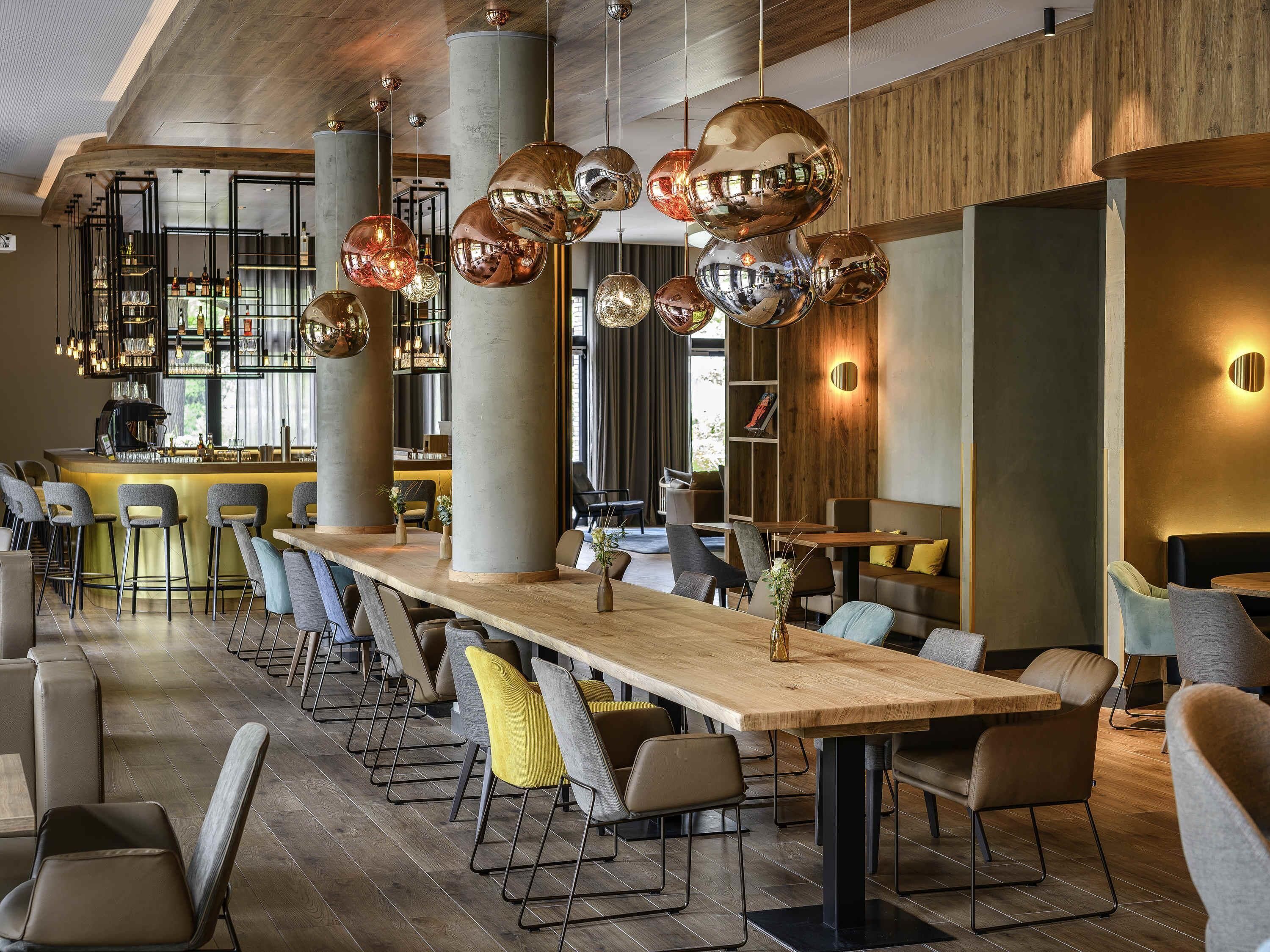 Der serveres frokost, aftensmad og lokale og internationale retter