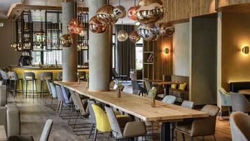 Der serveres frokost, aftensmad og lokale og internationale retter