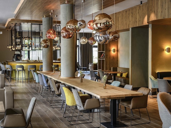 Lunsj og middag serveres, lokale og internasjonale retter