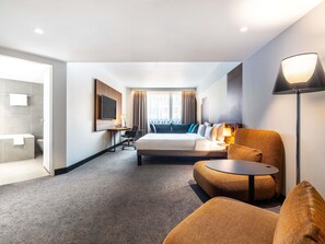 Quarto executivo, 1 cama de casal e sofá-cama | Roupas de cama antialérgicas, frigobar (abastecido com itens grátis)