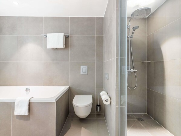 Habitación ejecutiva, 1 cama matrimonial y sofá cama | Ropa de cama hipoalergénica y artículos del minibar gratis