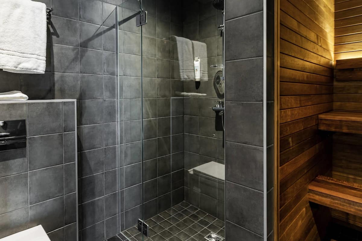 Habitación superior, 1 cama doble, sauna | Caja fuerte, cortinas opacas, sistema de insonorización
