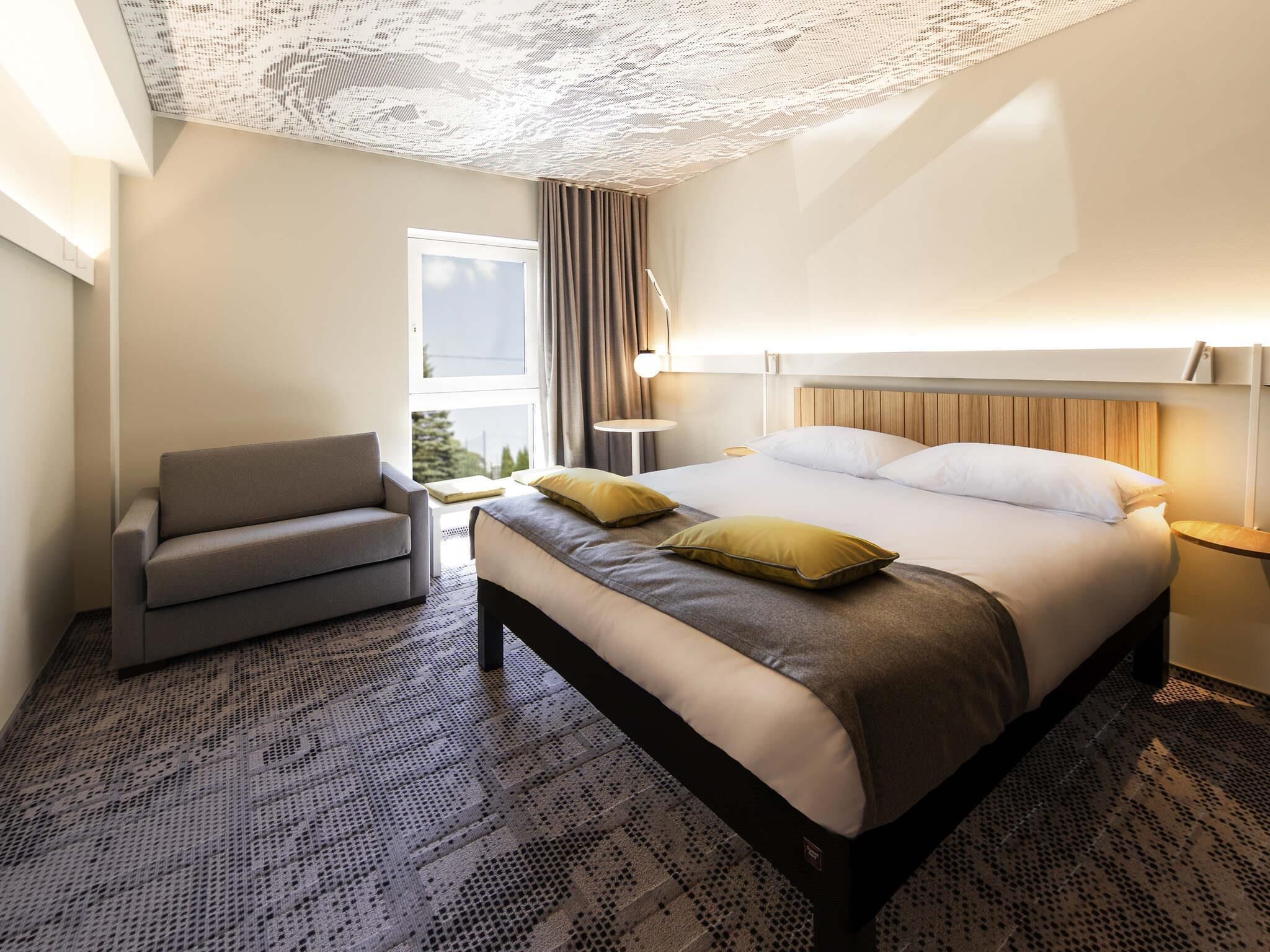 Habitación familiar, 1 cama doble con sofá cama | Caja fuerte, cortinas opacas, sistema de insonorización