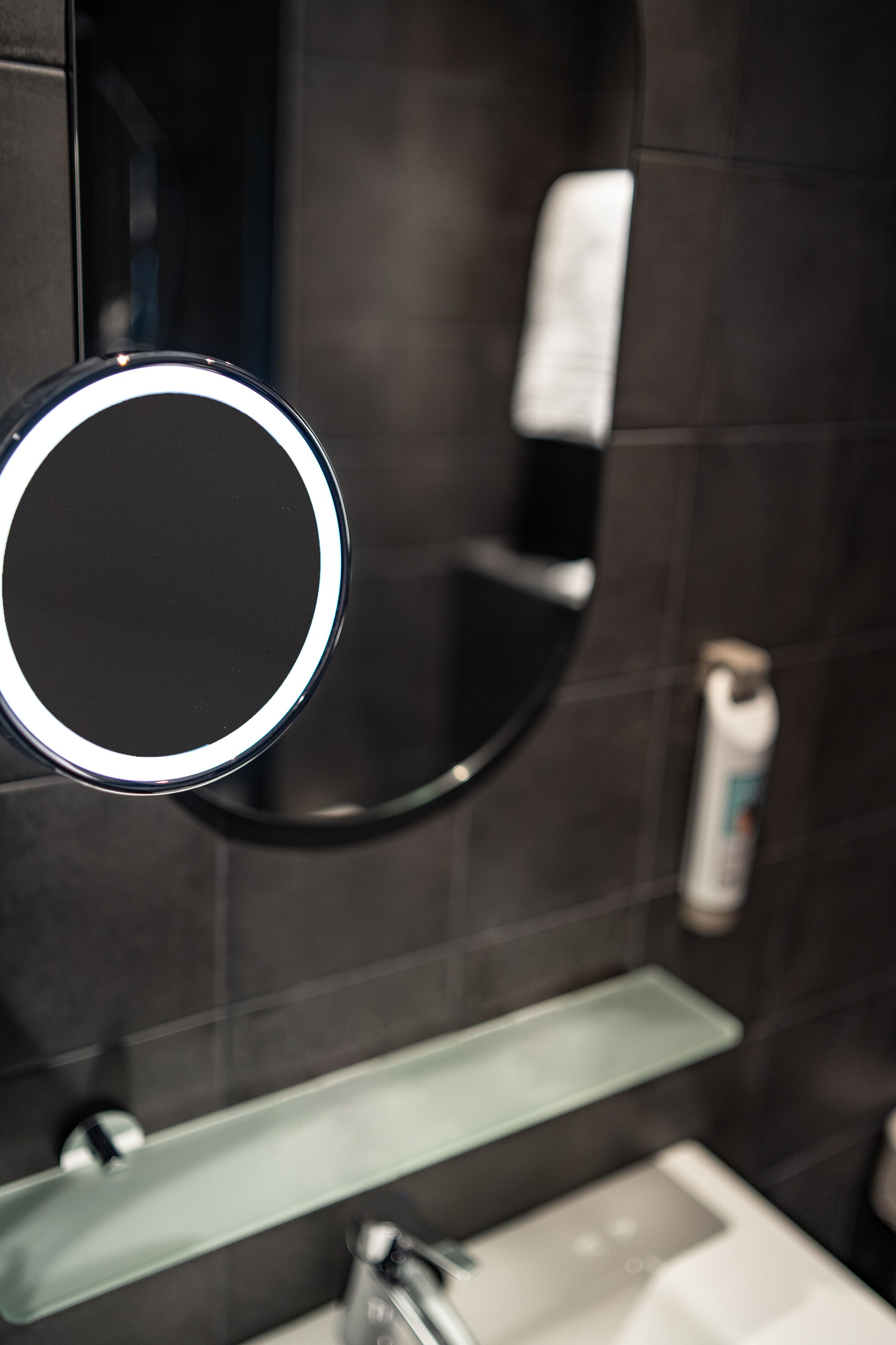 Shower, eco-friendly toiletries, towels