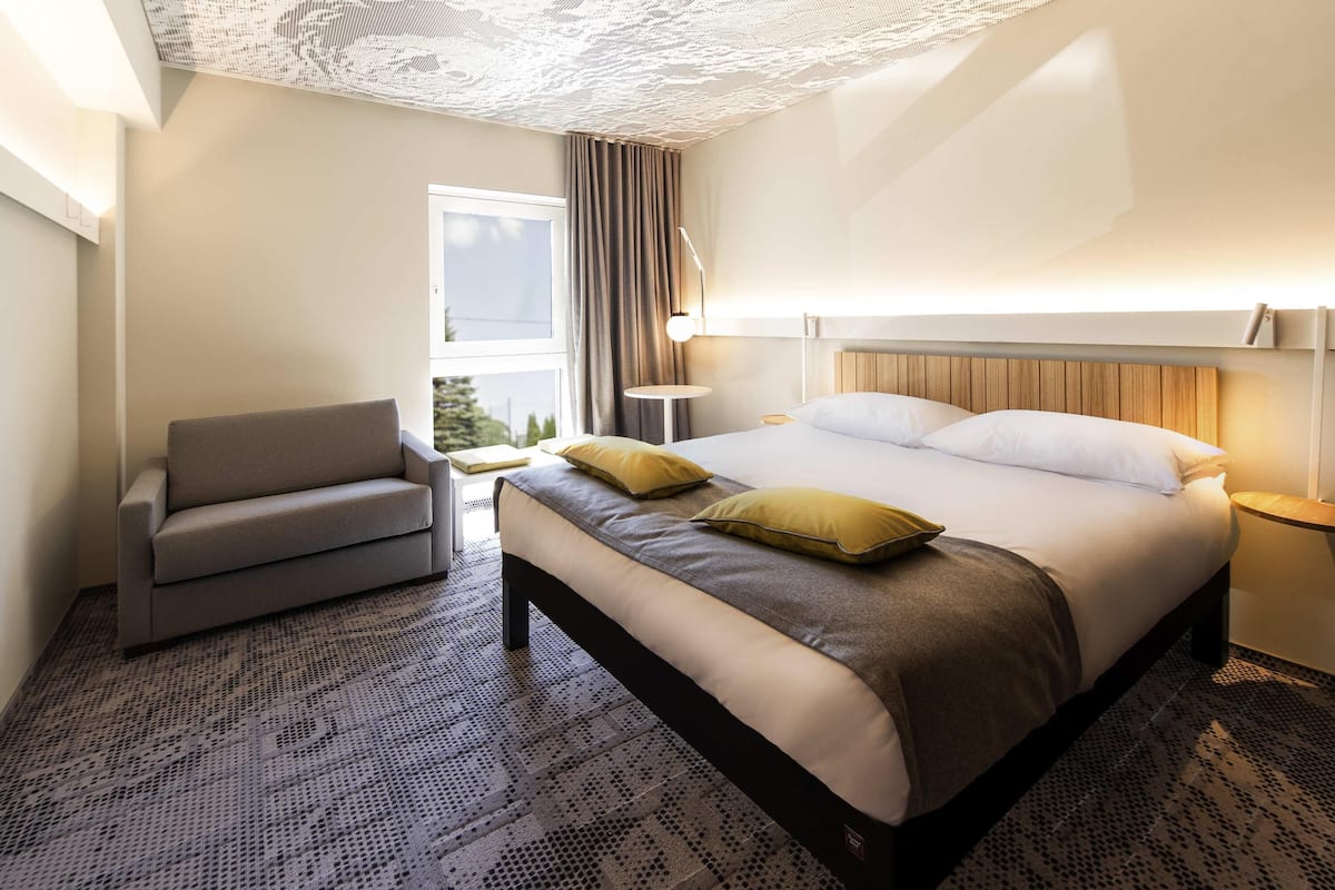 family room, 1 double bed with sofa bed | in-room safe, blackout curtains, soundproofing, iron/ironing board