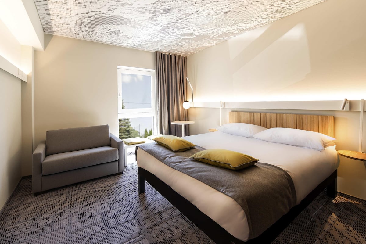 Familierom, 1 dobbeltseng med sovesofa | Safe på rommet, blendingsgardiner, lydisolert og strykejern/-brett