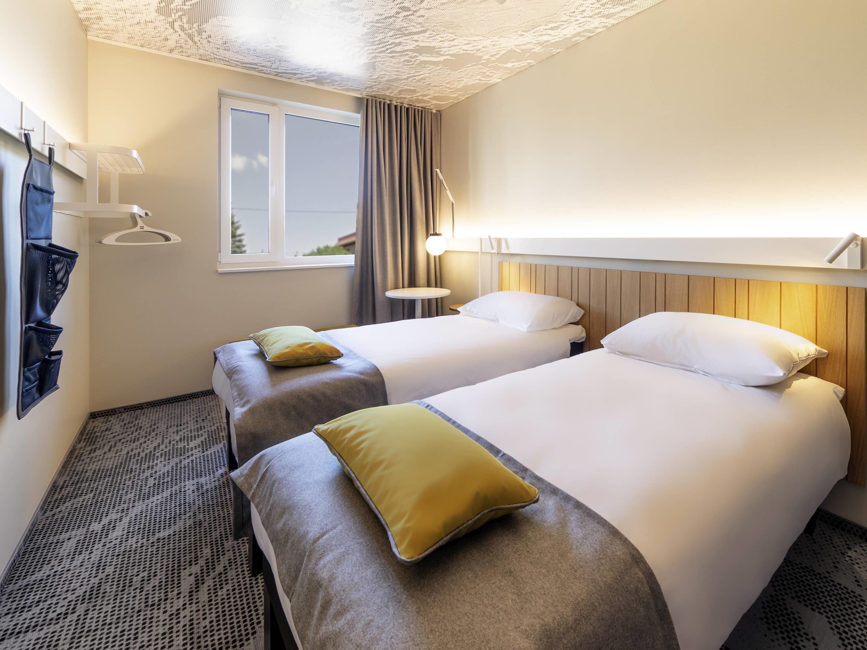 Tomannsrom – standard, 2 enkeltsenger | Safe på rommet, blendingsgardiner, lydisolert og strykejern/-brett