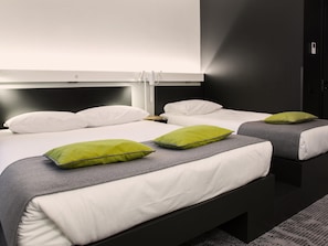 Quarto triplo, várias camas | Cofres nos quartos, cortinas blackout, quartos à prova de som
