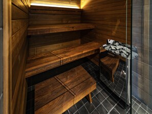 Habitación superior, 1 cama matrimonial, sauna | Caja de seguridad en la habitación, cortinas blackout y insonorización