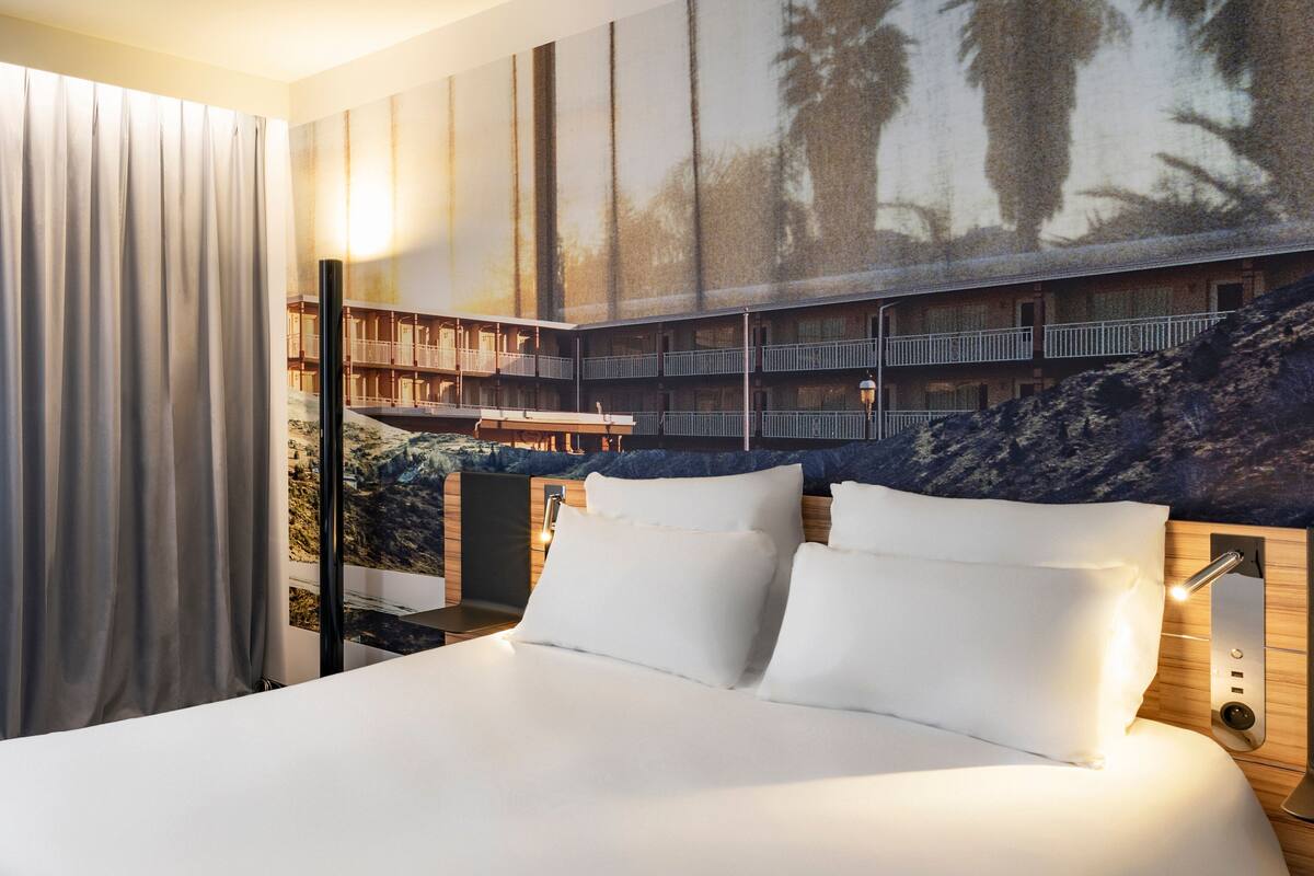 classic room, 1 double bed | in-room safe, desk, blackout curtains, soundproofing