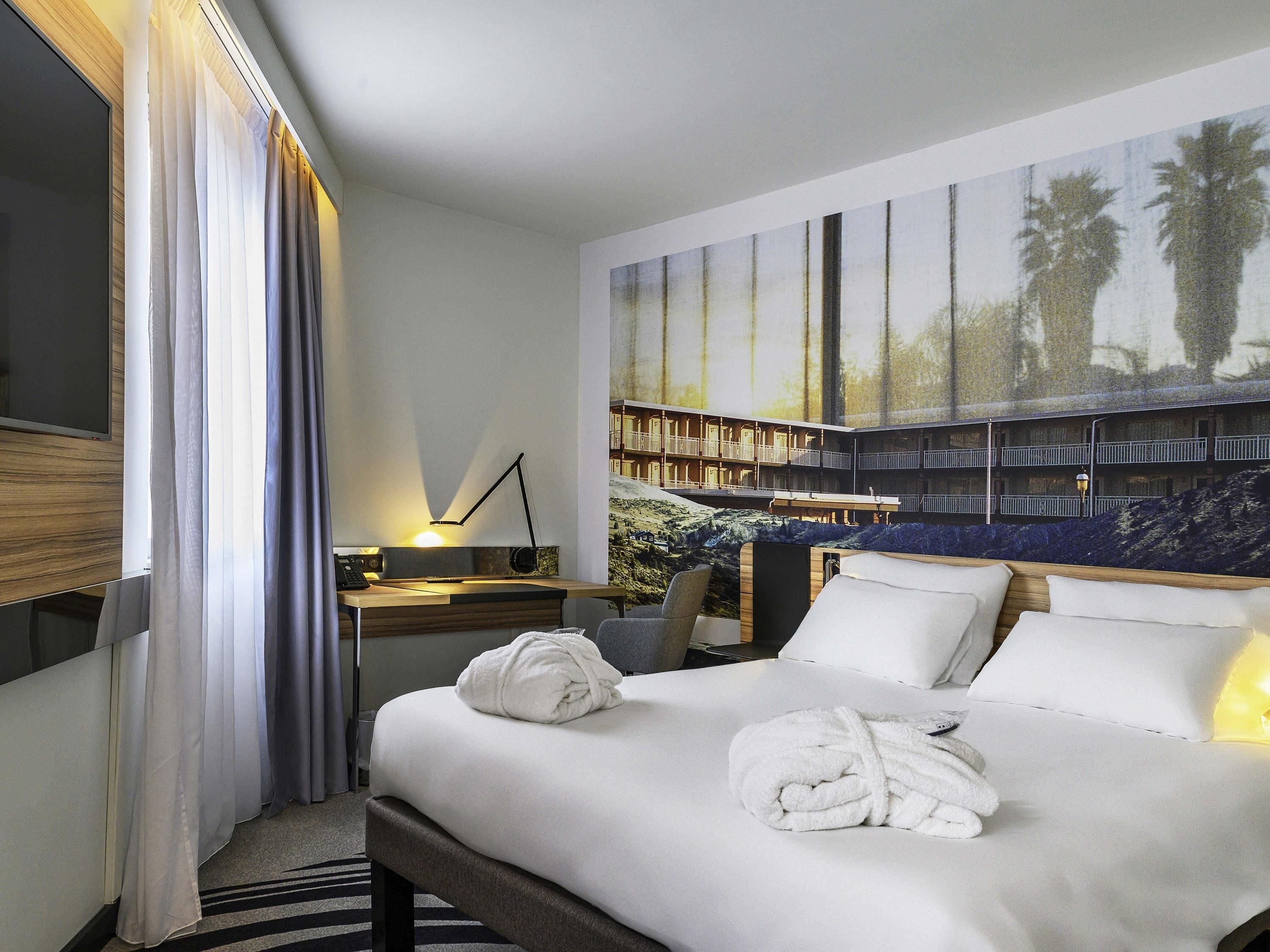 Zimmersafe, Schreibtisch, Verdunkelungsvorhänge, schallisolierte Zimmer