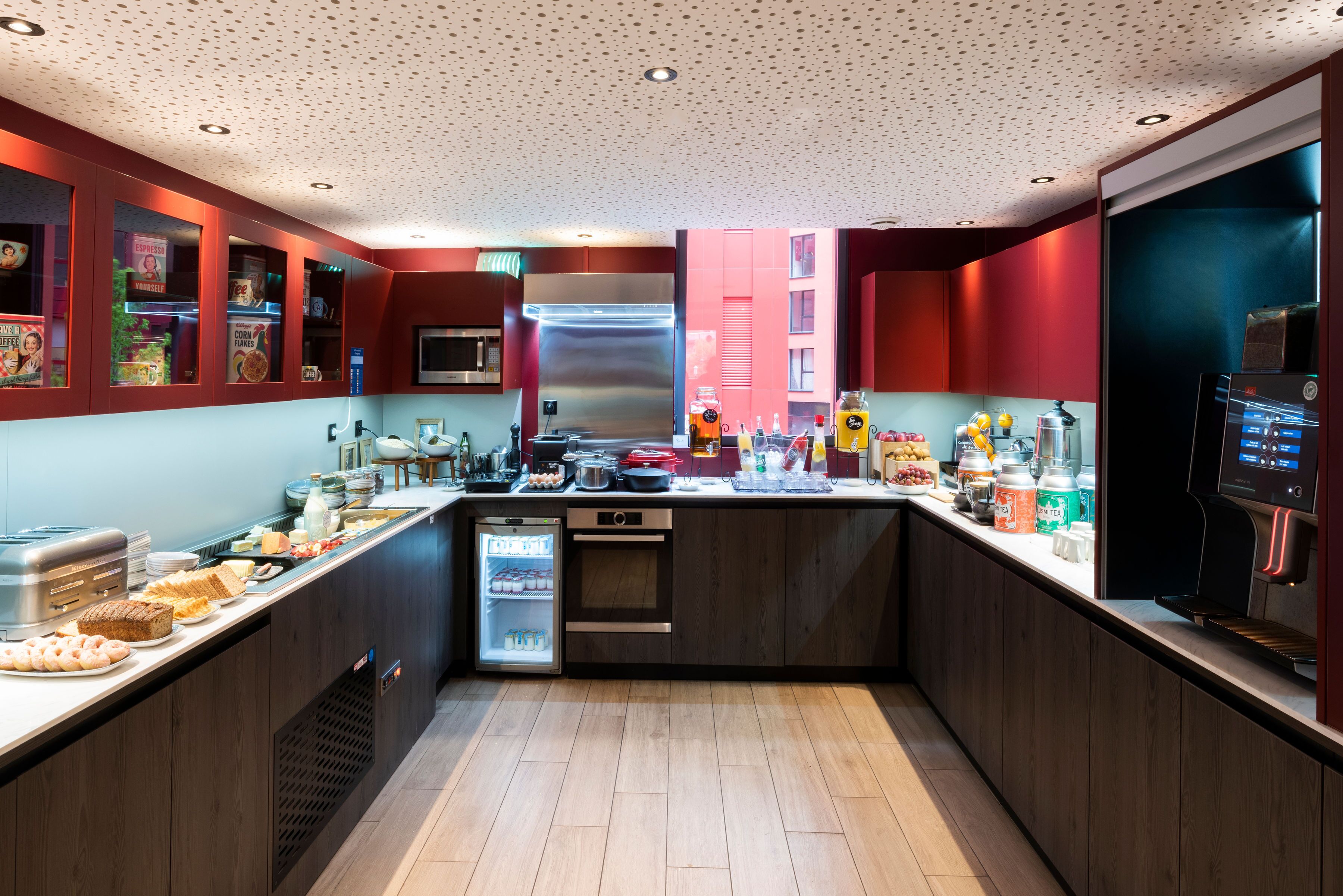 daily cooked-to-order breakfast (eur 19.50 per person)