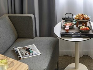 In-room safe, desk, blackout curtains, soundproofing - Novotel Saint-Étienne Centre Gare Châteaucreux (Saint-Etienne)