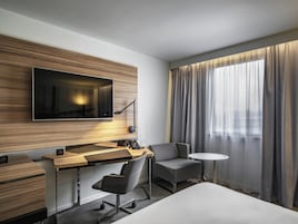 Habitación clásica, 1 cama doble | Caja fuerte, escritorio, cortinas opacas y sistema de insonorización