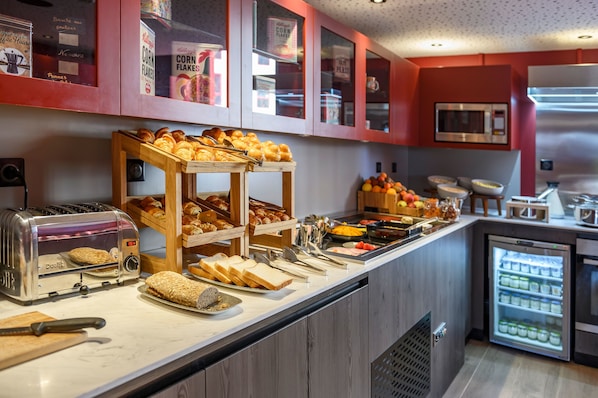 Daily cooked-to-order breakfast (EUR 19.50 per person)