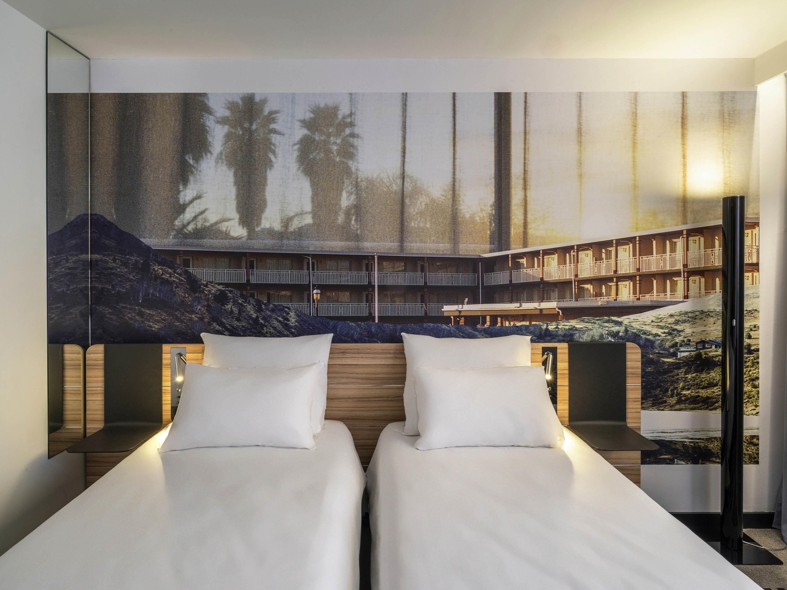 クラシック ツインルーム シングルベッド 2 台 | セーフティボックス (室内)、デスク、遮光カーテン、防音設備