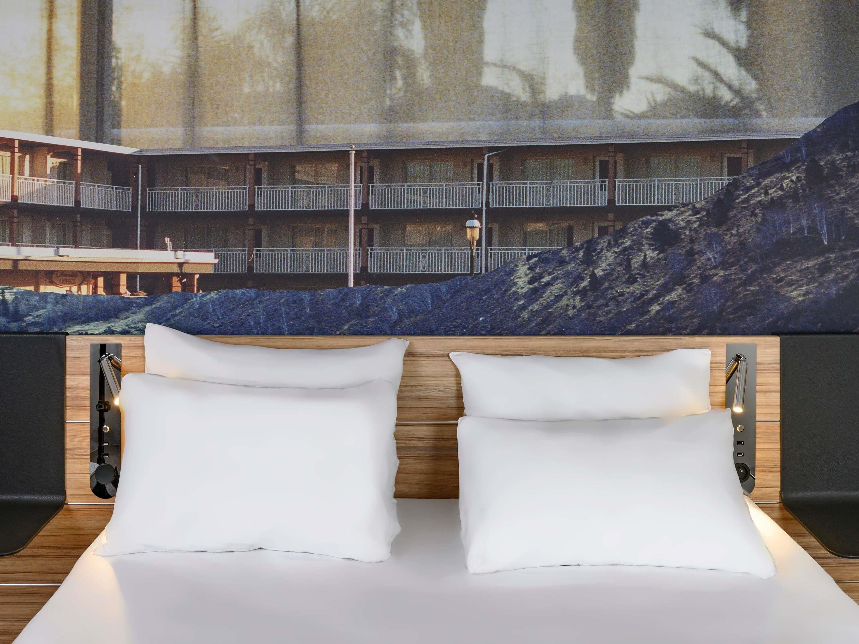 Klassieke kamer, 1 queensize bed, toegankelijk voor mindervaliden | Een kluis op de kamer, een bureau, verduisterende gordijnen