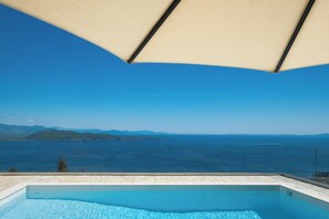 A swimming pool with a view of the sea and mountains. - Villa Genna ✿ Endless Views Over Kalami bay – Where the Sky Meets the Sea (Corfu)