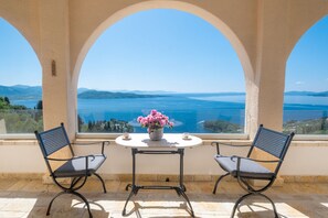 Outdoor dining - Villa Genna ✿ Endless Views Over Kalami bay – Where the Sky Meets the Sea (Corfu)