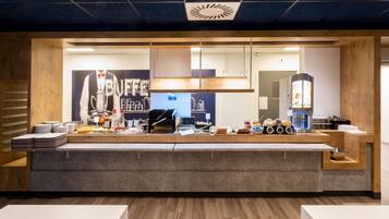 Daily cooked-to-order breakfast (EUR 9.90 per person)