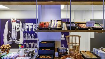 Un buffet de petit-déjeuner proposant une variété d’aliments et un coin café.