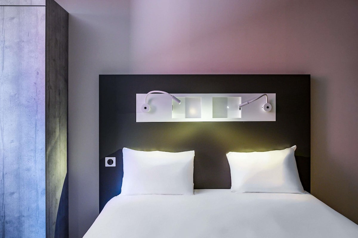 Standard trippelrum - flera sÀngar - tillgÀnglighetsanpassat | Ljudisolering, gratis barnsÀngar, gratis wi-fi och sÀngklÀder