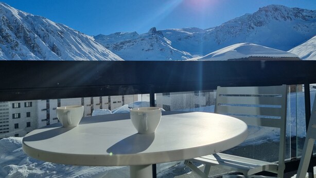 A round table with two white cups and a view of snow-covered mountains under a clear sky. - Ski-in/out, Premium Comfort & 2 Bathrooms, Tignes Le Lac (Tignes)