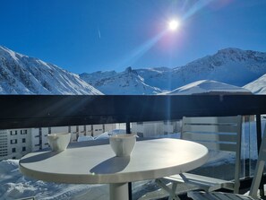 A round table with two white cups and a view of snow-covered mountains under a clear sky. - Ski-in/out, Premium Comfort & 2 Bathrooms, Tignes Le Lac (Tignes)