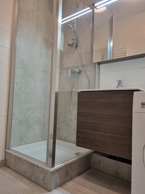 Dusche, Haartrockner, Handtücher