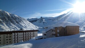 A snow-covered mountain landscape with a building featuring a flat roof and a sloped side. - Ski-in/out, Premium Comfort & 2 Bathrooms, Tignes Le Lac (Tignes)