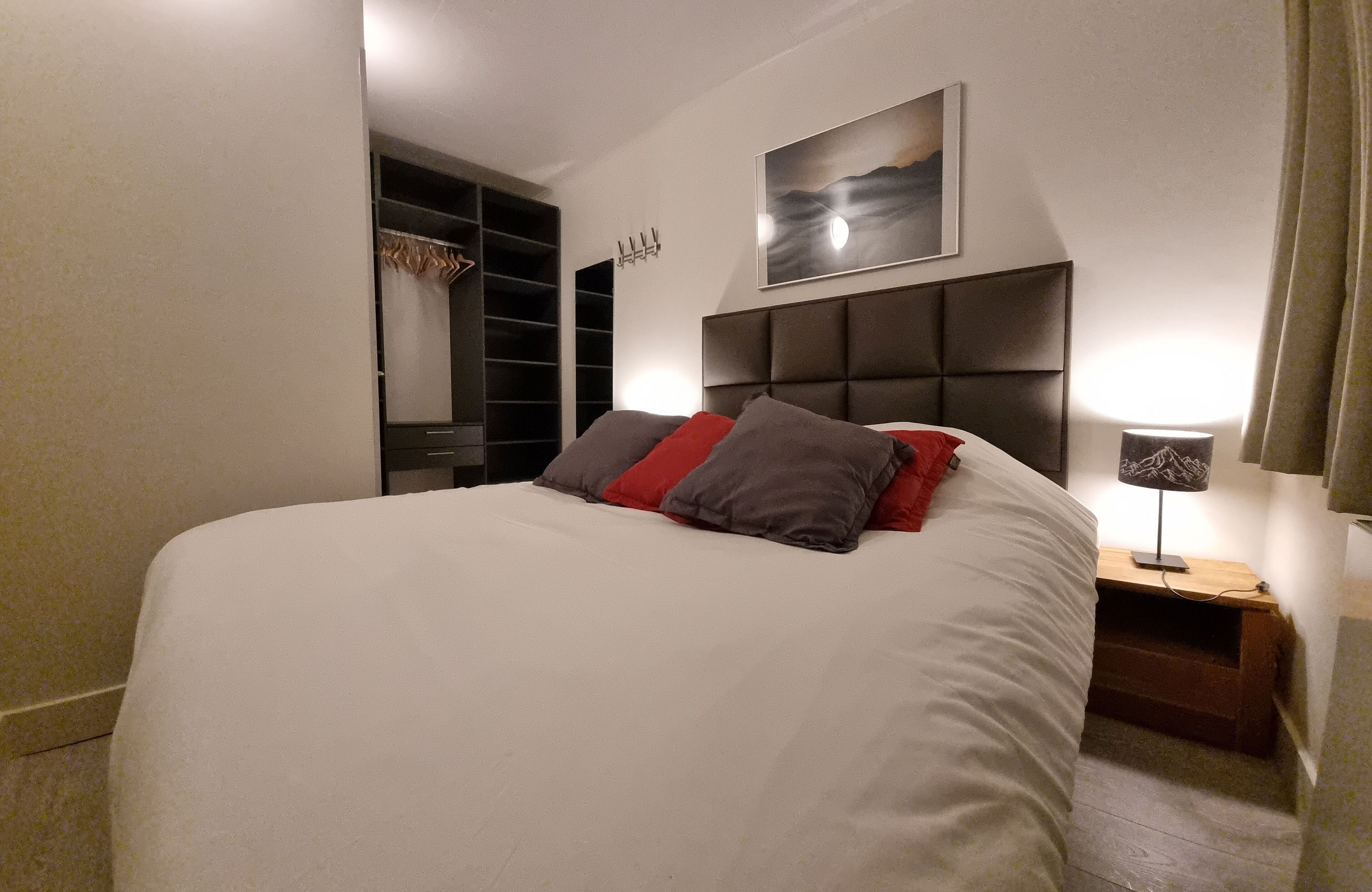 2 عدّة غرف نوم وواي فاي مجانًا وملاءات أسرّة