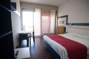 1 dormitorio, tabla de planchar con plancha, wifi y ropa de cama
