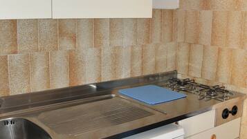 Kühlschrank, Mikrowelle, Herdplatte, Hochstuhl