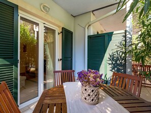 Outdoor dining - Cosy apartment for 4 guests with WIFI, pool, A/C, TV and patio (Senj)