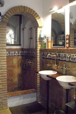 Een bad/douchecombinatie, een haardroger, een bidet, handdoeken